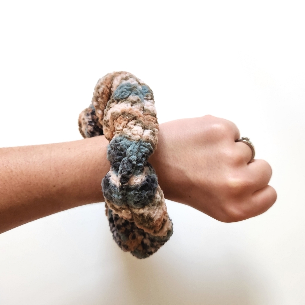 🎁 Free with purchase! American Eagle Giant Scrunchie